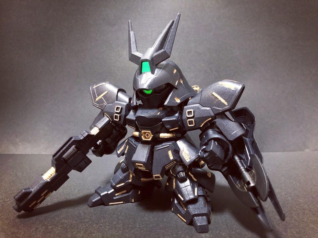 フロント。ベースはガンダムベース限定仕様のエコプラサザビーで、額カメラはシール、モノアイはビルダーパーツサイトレンズ、全身の金色部はガンダムマーカーレッドゴールドを使用しました。