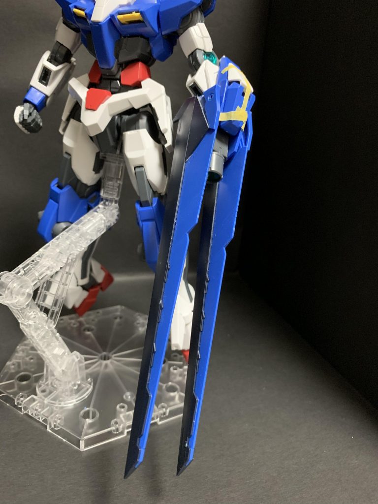 バンシィのアームドアーマーBSをモチーフにフリーダムのウイングとクアンタのGNシールド側の太陽炉を使用して武器腕を作成。接続は軸で2箇所を固定しているため外すことでノーマルの腕にも換装可能。ウイングの部分は回転することでBSのような収納が可能。