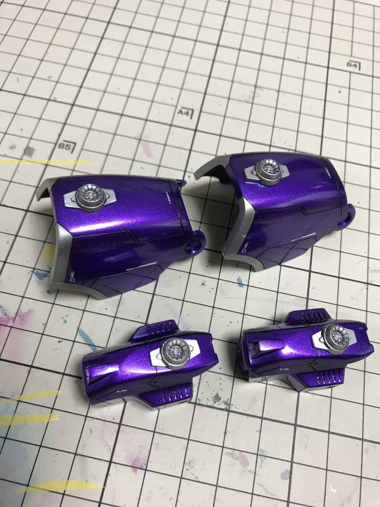 肘と膝にモデルの仮面ライダー王蛇に付いてるパーツっぽいディテールを追加しました。