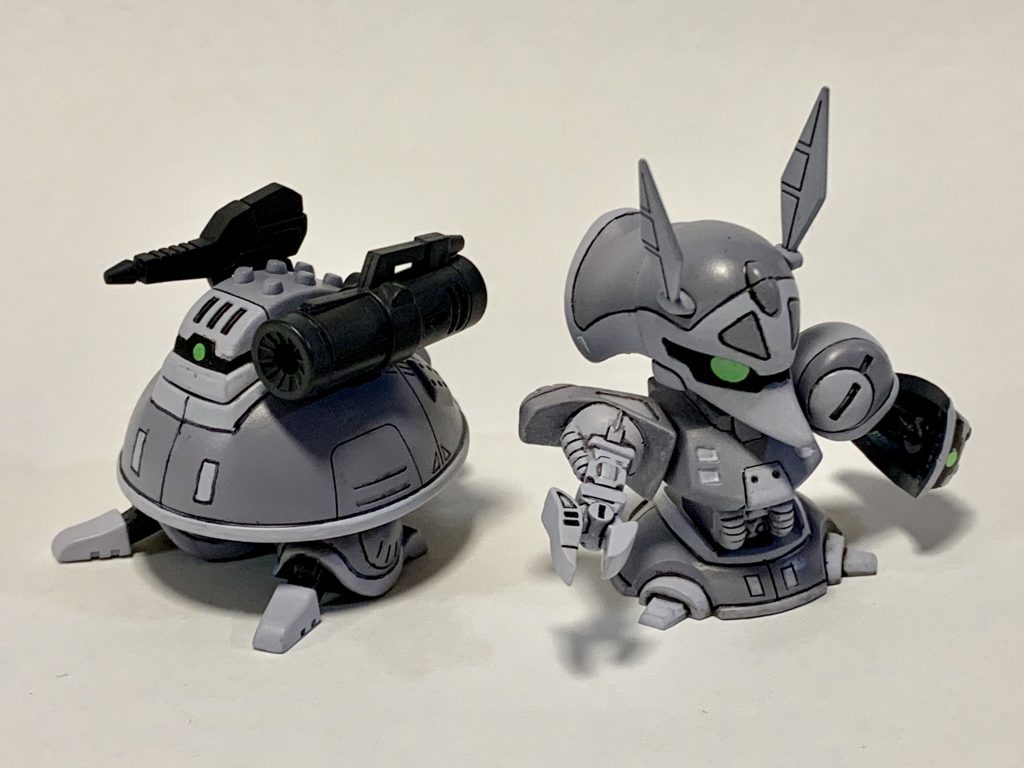 配色
下地:ベースグレー+ベースホワイト
明るいグレー:明灰白色+ベースホワイト+パープル少量
少し暗いグレー:明灰白色+ニュートラルグレー+パープル少量
暗いグレー:ニュートラルグレー+ジャーマングレー+パープル少量
モノアイスリット:つや消しブラック
モノアイ:蛍光グリーン→光沢クリア+CCパールグリーン
スラスター内部:シルバー
スラスター外部:シルバー→スモークグレー+クリアブルー少量
ビームサーベル:ベースホワイト→蛍光イエロー