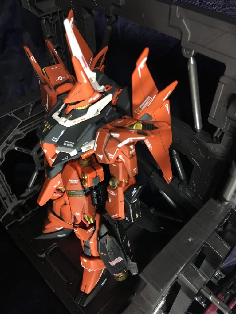 整備員
「先輩見てください!旧機体なんですが注意書きが多すぎっす!」
先輩整備員
「旧機体を改造してるからな、仕方ないだろ」
整備員
「にしてもメチャクチャな改造っすね、出力どんだけ増やしてんすか」
先輩整備員
「肩とふくらはぎにバーニア増設して、本来のバーニアも付け替えしてるし、けっこーいくんじゃねえか?コレ」