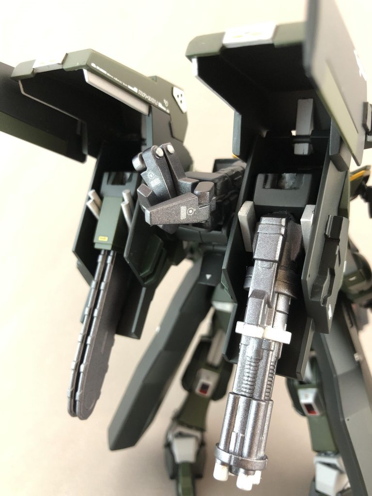 バックパックはスラスターに加え、ウエポンラックとしての機能も備えています!
現在格納されているのはガトリングユニットとチェーンソーユニット。