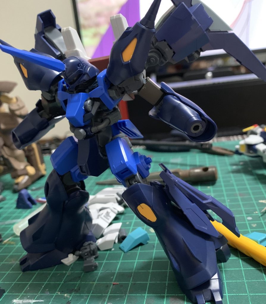 背中の背負いものを悩んでましたが、敢えてコンテナやバズーカを背負わず、ライトニングガンダムのバックアップウェポンシステムMK-Ⅱを取り付けて高機動型という事に落ち着きました