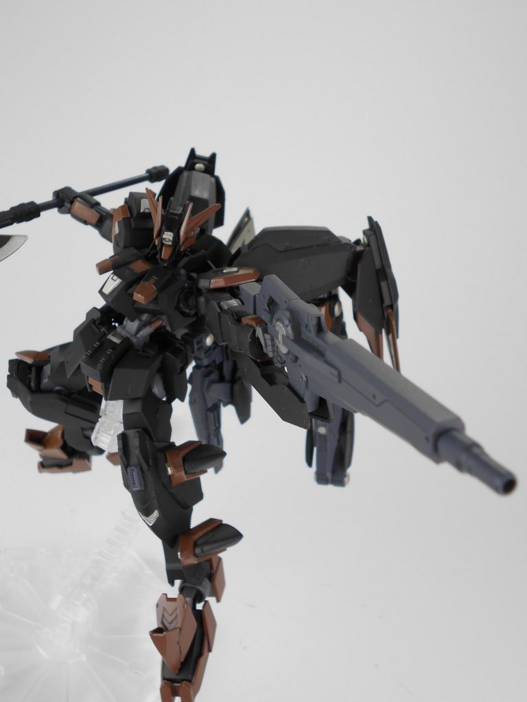 GNバスターライフル改・「エーベーン」。左腕に装備しているもので、原点と違う点は完全に使い捨ての武器としています。連射精度よりも威力の底上げをされており、マニピュレータからビーム供給が出来ないようグリップのコネクタを廃止し、ビームを使い切った場合は投合等で放棄します。
エーベーンはドイツ語で「地震」からもじりました。