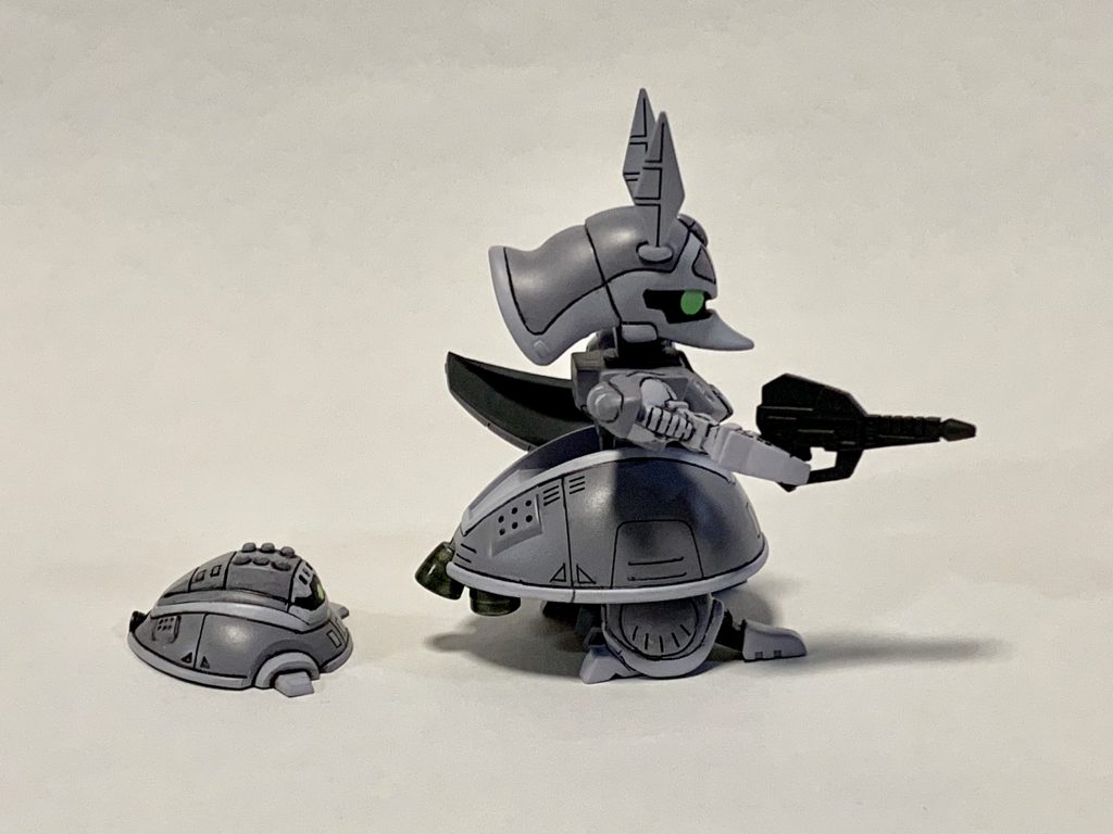 塗装はいつもの通りアクリジョンです。9ヶ月前に初エアブラシ でロザミア機カラーを塗った時より大分綺麗に塗ることができるようになりました(以前は梨地になってしまうことが多かった)。
でも、スミ入れがヘタ。モールドはMr. ウェザリングカラーでスミ入れしているのですが、上手くスミが入らない緩い凹角エッジや浅いモールドはガンダムマーカーの0.3mmペンを使ってます。
0.3mmのマーカーだとちょっと線が太過ぎるし、線もヨレがち。はみ出しも拭き取り難い。けがき針やタガネでかっちり彫り込んだ方がいいのかな?