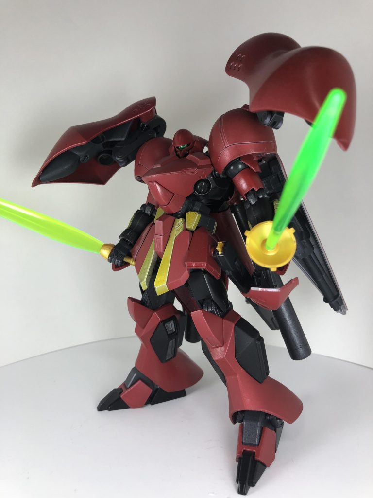 ランスは外してサーベル展開。腰に大型サーベル。