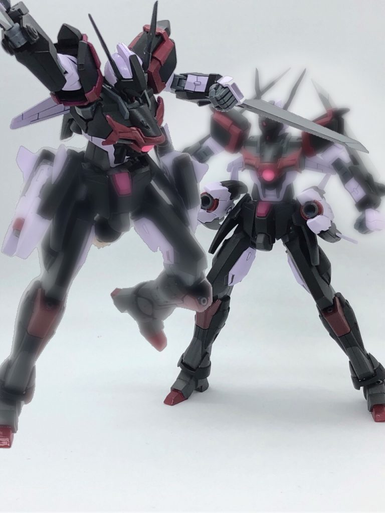 *超分身殺法*
ミラージュコロイドの特性とインパルスガンダムの特性を最大限に活用した戦闘方法。分離した半身からそれぞれミラージュコロイドを拡散しエネルギースクリーンを投影することで足りない半身を補い、まるで分身したかのようにみせることが出来る。投影された部分に戦闘能力はないがどちらにも本体があるためミラージュコロイド・ステルスの弱点である熱探知による判別を困難とし、分離してない状態で半身のみエネルギースクリーンで覆い、あたかも半身が別の場所にあるようにみせることも可能な為、本機の能力を知っている相手でも混乱させる事が可能。
