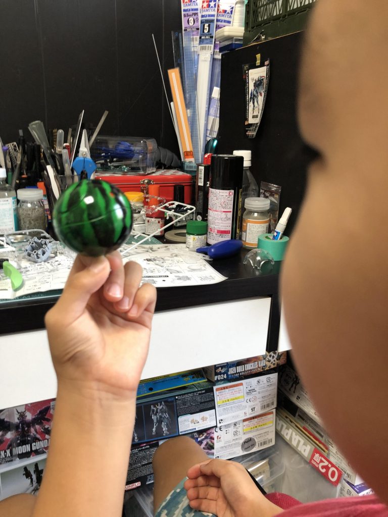 以上です。
最後までご覧いただきありがとうございますm(_ _)m
賛否あると思いますが、塗料は危険な毒だということを口酸っぱく、用具使用上の注意を身振り手振り説明してからやりました。親の目の届く範囲なら危険なもの触らせて勉強させるのもまぁいいかなと。