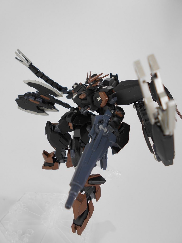 GNクロー。バックパックがスラスターの状態でも使用出来るものでビームサーベルよりも使いやすい武装です。エグナーウィップ射出口をスラスターとして使用しているのでエグナーウィップは使用できません。