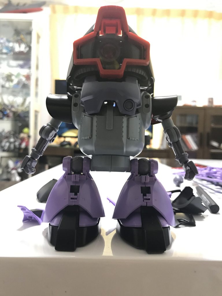 腕だけは本体に問題があり削りました。
そこにHGドムの腕パーツを瞬着止めしました。あと、胸のパーツの隙間を埋める為にガチャの要らないパーツを加工したりしました。