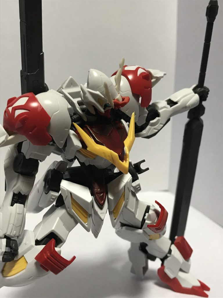 本来ルプスの頭部に付いていたアンテナの上部を削って胸部アーマーに接着。成型色の黄色がいい感じのアクセントになってくれました。予想外(笑)
また、ルプスの頭部にはバスターのアンテナを接着しました。
塗装に関しては、ルプスの青いパーツとバスターのオレンジのパーツをガンダムマーカーのガンダムレッド、足首部分のアーマーのモールドにSEEDグレーを塗っただけになっています。