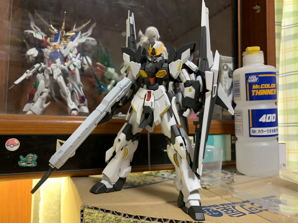 塗装は
白……ピュアホワイト
黒……ティターンズブルー1
黄……黄橙色
関節……MSグレー連邦系
刀など……スーパーアイアン
ツインアイ……メタリックグリーン
で塗っています。
つや消しはスーパースムースクリアーを使用。
デカールは某所で頂いたMGのカトキZZや08小隊ボールの水転写デカールを使用しています。
(画像の物は角を改造する前の物になります)