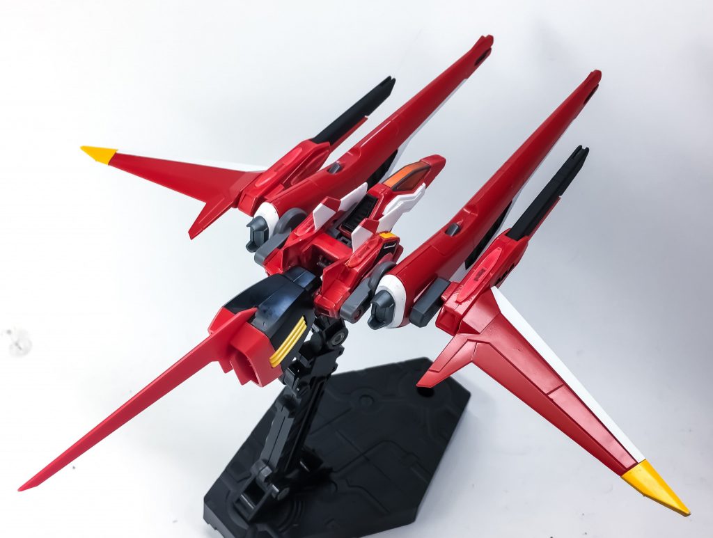 可動部はセイバーキャノンの根元、ユニバースキャノンとセイバーキャノンの間、ウイングの根元(回転とヒンジ)、後部大型ブースターの根元(上下に回転のみ)、ユニバースブースターの機首は元と同じ様に可動できます！