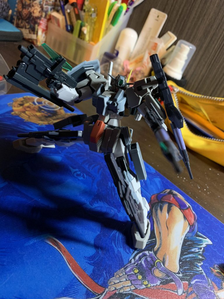 膝のアタッチメントに2丁のサブマシンガンを保持可能