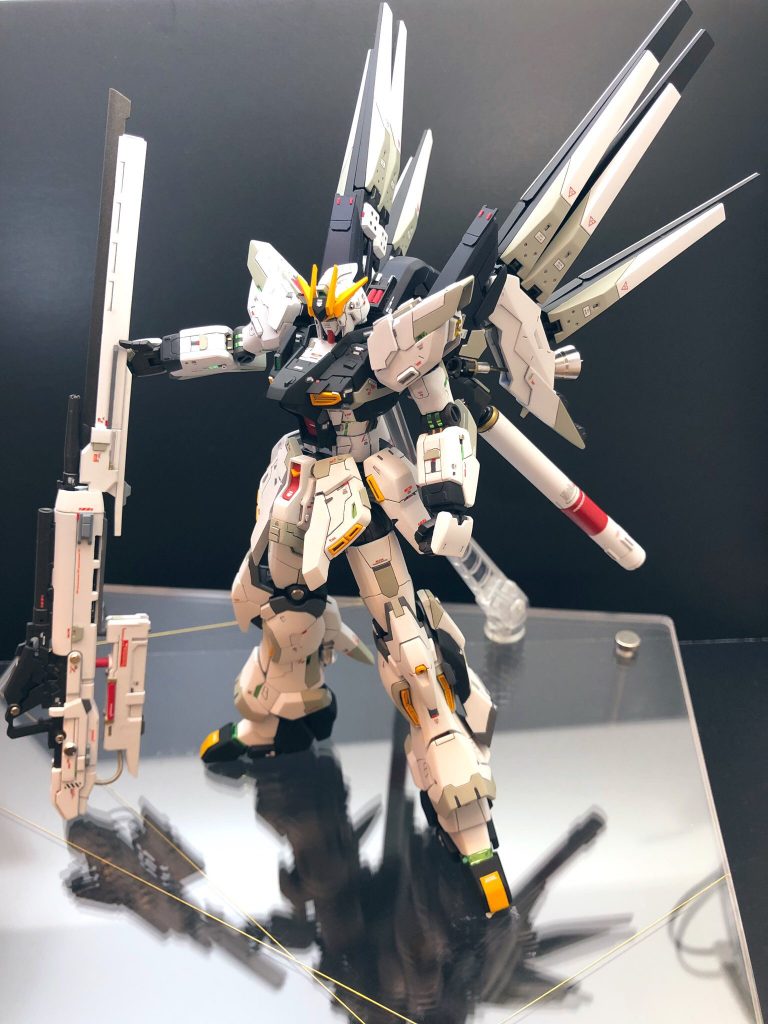 全体写真です。意外とシナンジュ下半身が大きくバランス取るためにHi-νヴレイブ胴体4mmほど延長しています。