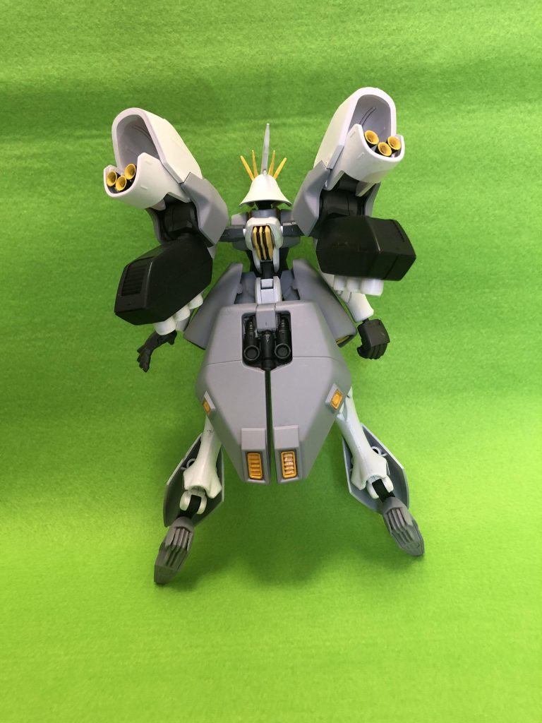 背面。
サザビーの肩を利用したバックパックは、ボールジョイントで自在に可動します。ここもミスサザビーと同様の構造ですね。
二の腕を接続するピンに、ファンネルラックを接続しました。