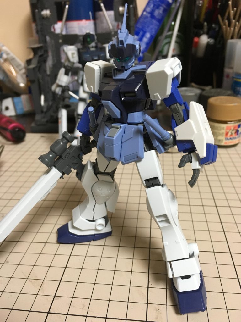 ペイルライダーのディティールがくどく感じたので、プレーンなジムスナイパーⅡとミキシングしてみたところ、非常に好みのバランスに。腕はEz-SRに変更。3mm穴があるので装備の換装が可能になりました。
形状変更を行ったのは頭部のセンサーのみです。