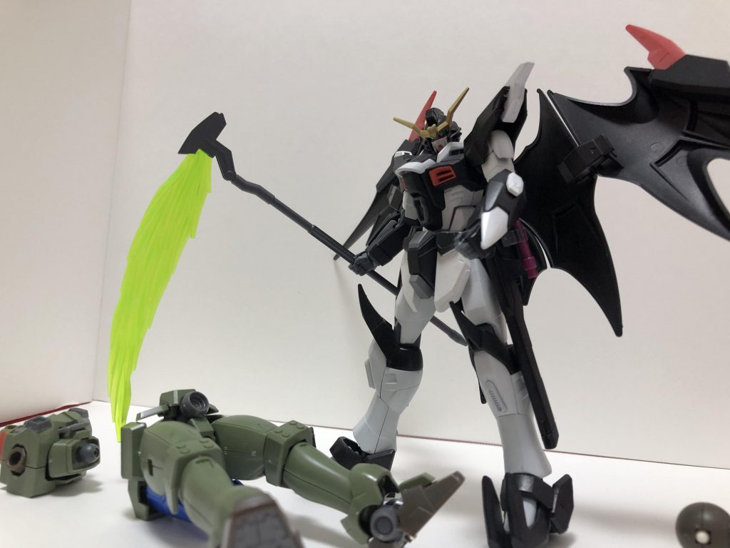 ガンダムデスサイズファントム
ラヴファントムを改造
ビームサイズを大型化それにともない機体も大型化、大型になったことでより強力なハイパージャマーを装備