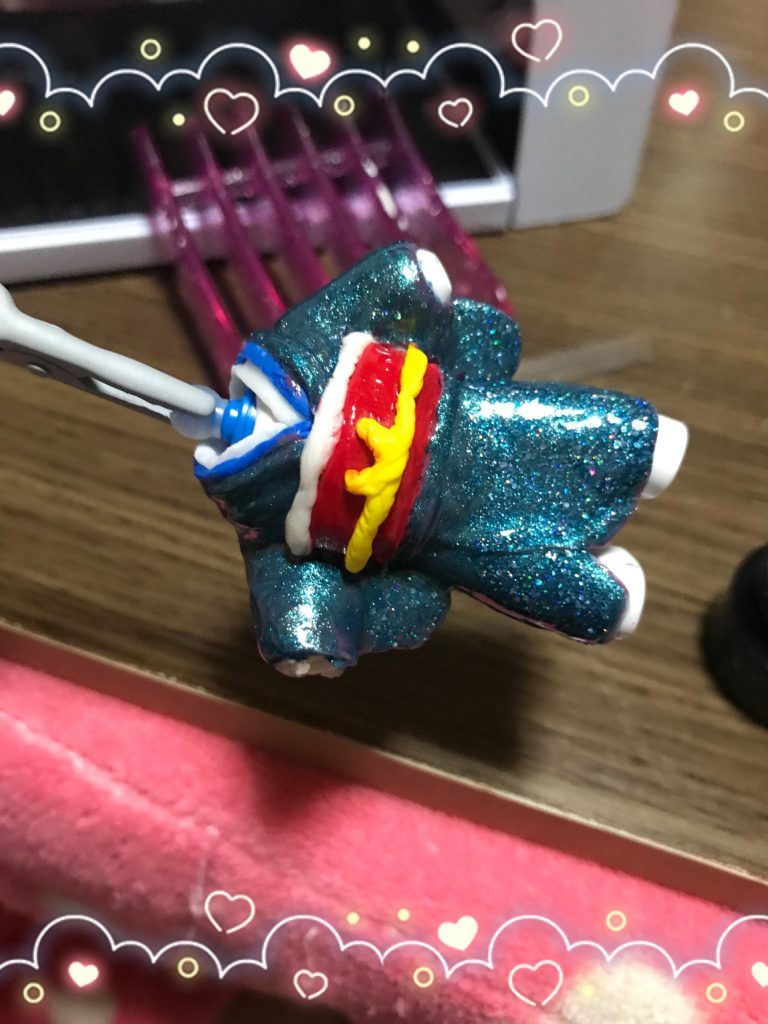 ジェルネイルで塗装してLEDライトで硬化。
そのあとネイルシールを貼っています。