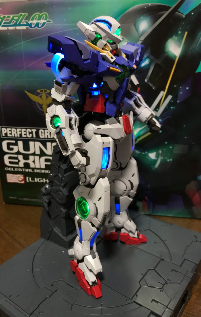 身体中にLED用のケーブルが張り巡らされています。
一度それを忘れて首を一旦引っこ抜こうとし、ケーブルを引きちぎりそうになって慌てました。