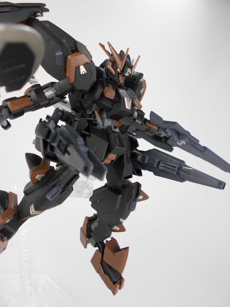 GNバスターキャノン改・「エーアカーン」。リアスカートに増設したバスターキャノンです。バスターキャノン不使用時はスラスターとして機能します。主に照準モードでの使用か、不意打ちとしては使用します。
エーアカーンはドイツ語で「地核」からもじりました。