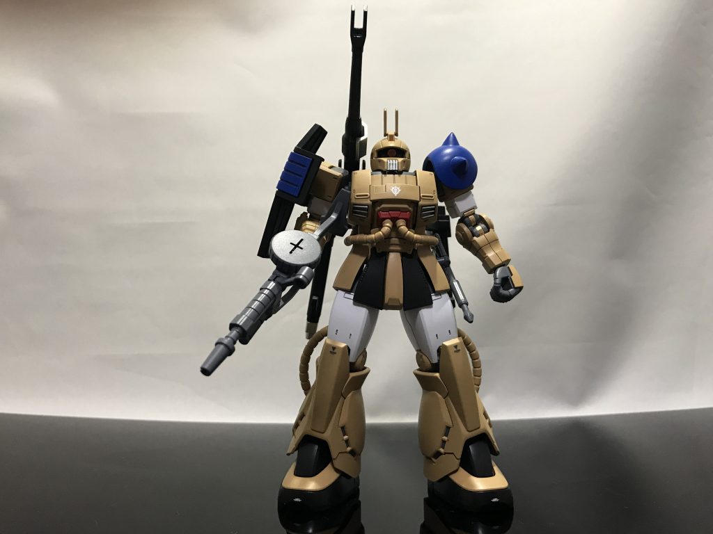 正面。口や胸など銀色の部分は、空冷式の放熱板だと解釈しました