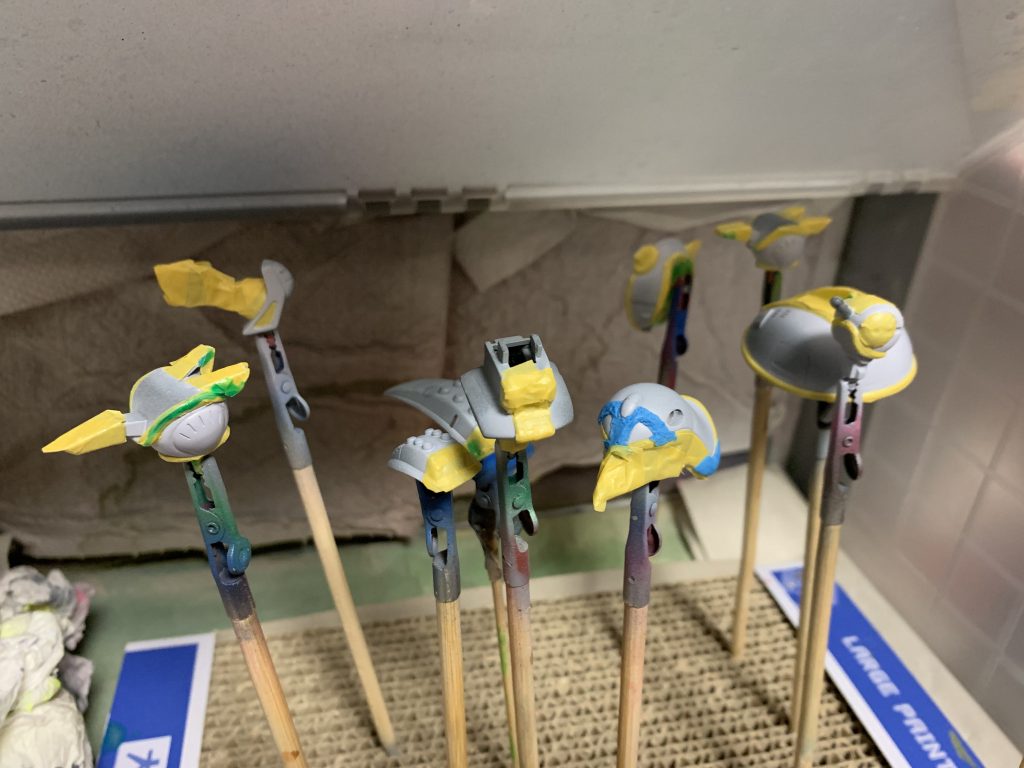 マスキング
色分けの少ないBB戦士はマスキングが大変!
モノアイのマスキングにはハイキューパーツの円形マスキングシールを使いました。