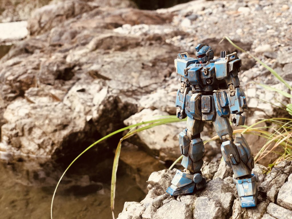 岩端に起き、川を眺めるように撮影。