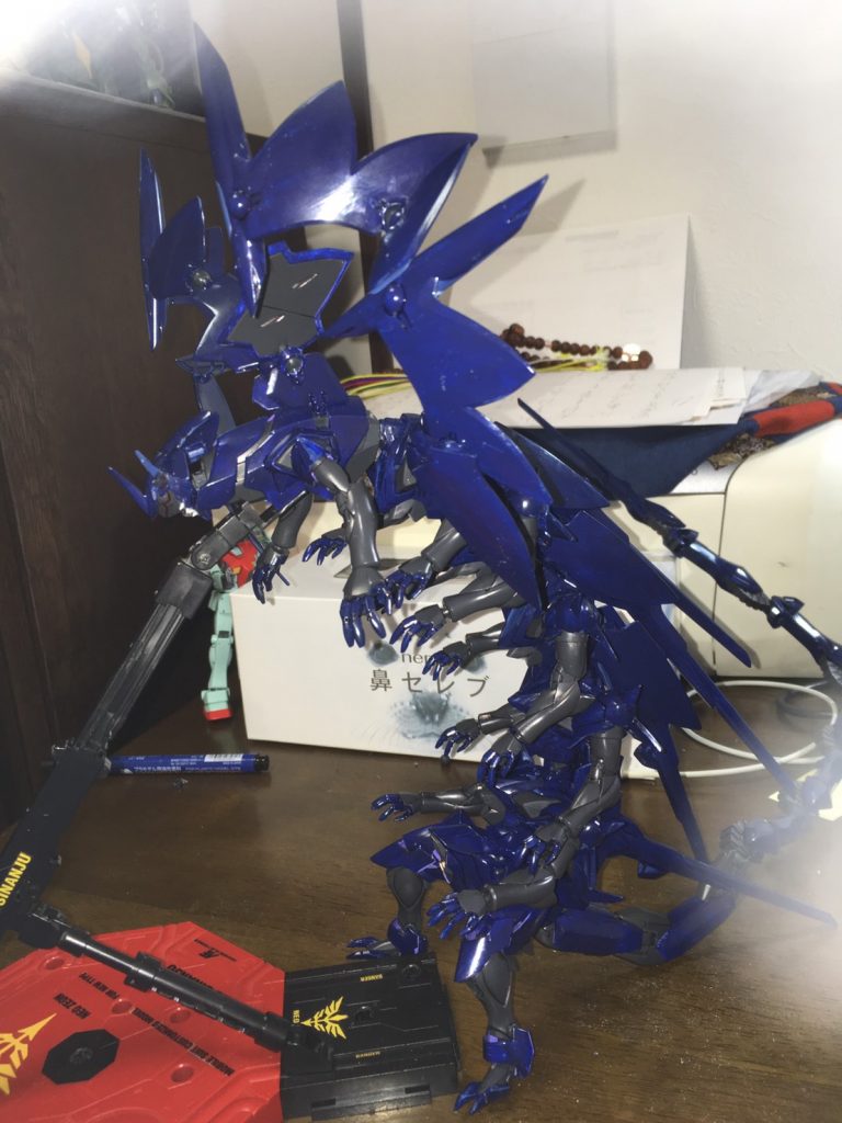 接続パーツは首のポリキャップパーツを使っているので、自立が難しいです。なのでアクションベースを支えにしています。