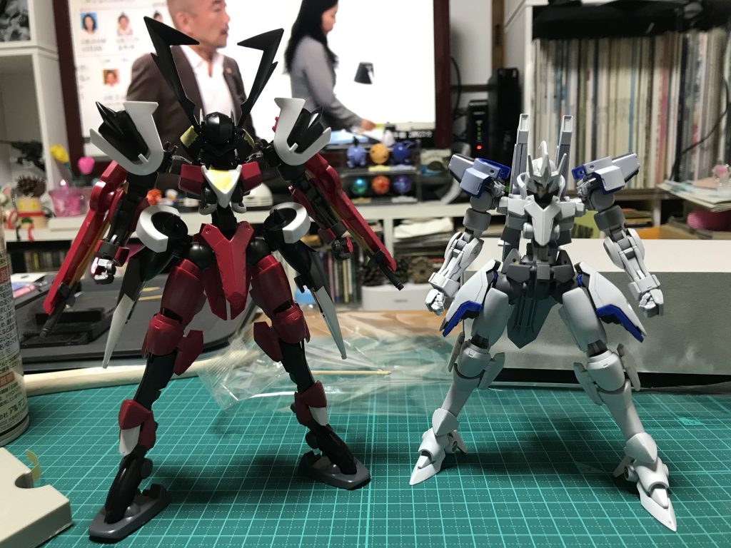 都市伝説の女を見ながら作業していたので、長澤まさみさんのような脚長になりました。制作途中の鉄血のトールギス(パイロットはアルミリア)とパシャリ。