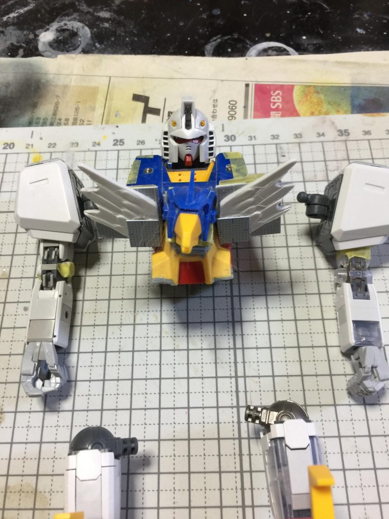 カイザートライエースの上半身の
加工改造です。
プラ板とパテを使用しました。