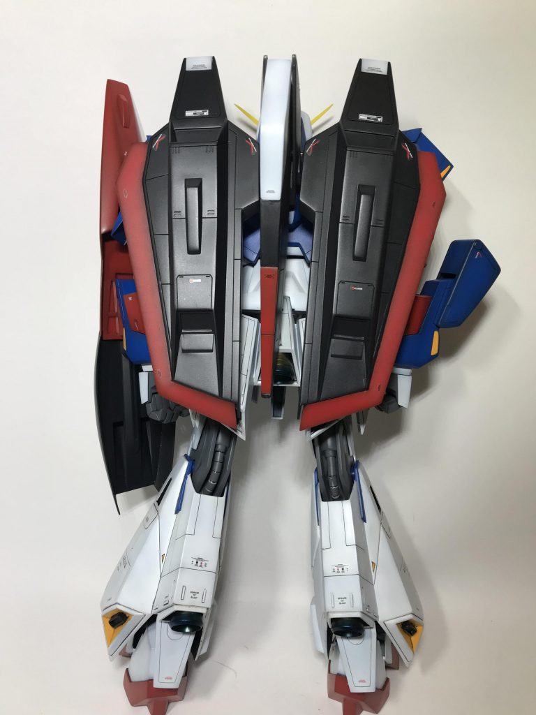 腰の後ろのバーニアはせっかく焼き付け塗装したんですがウェーブライダーが邪魔で見えなくなってしまいました。
膝裏の動力パイプはプラパイプで作ってます。