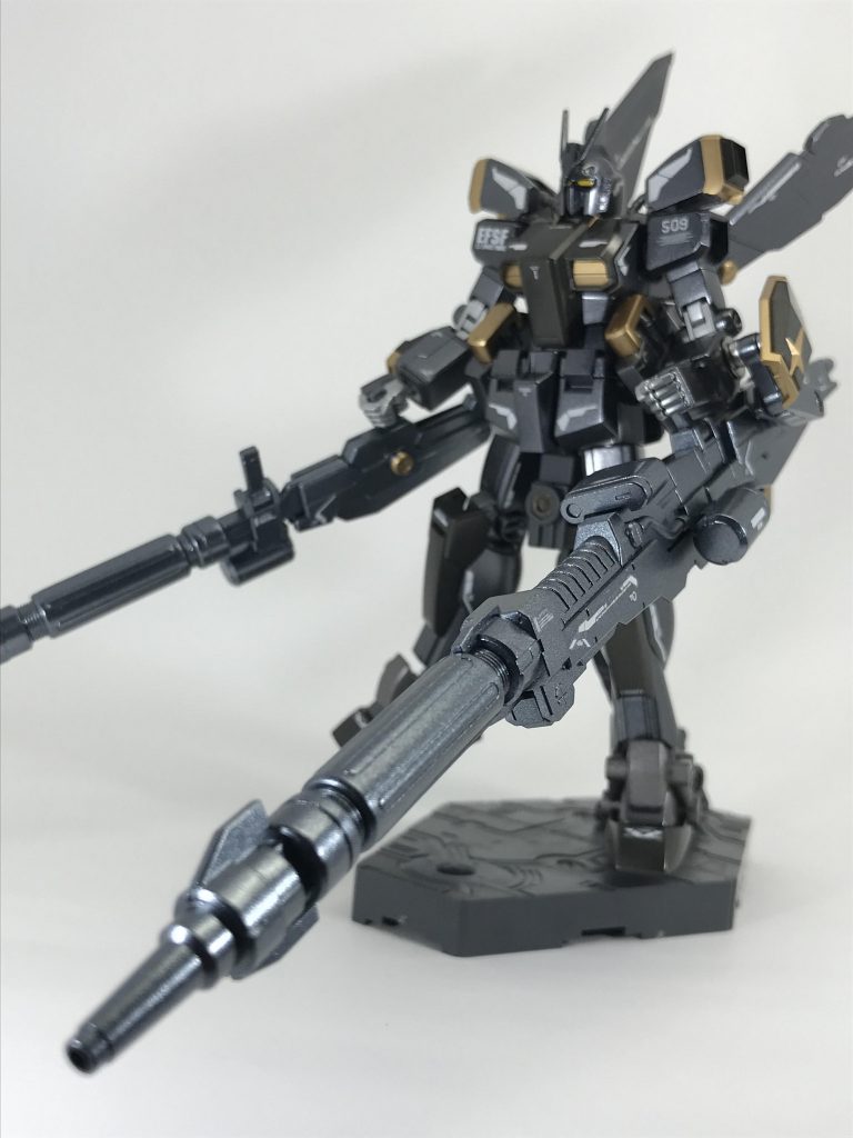 特徴的なロングメガランチャー
ちょ〜 シビれますね〜
取付部を少しだけ いじってます。
右手にはビームガトリングを装備
させてみました。