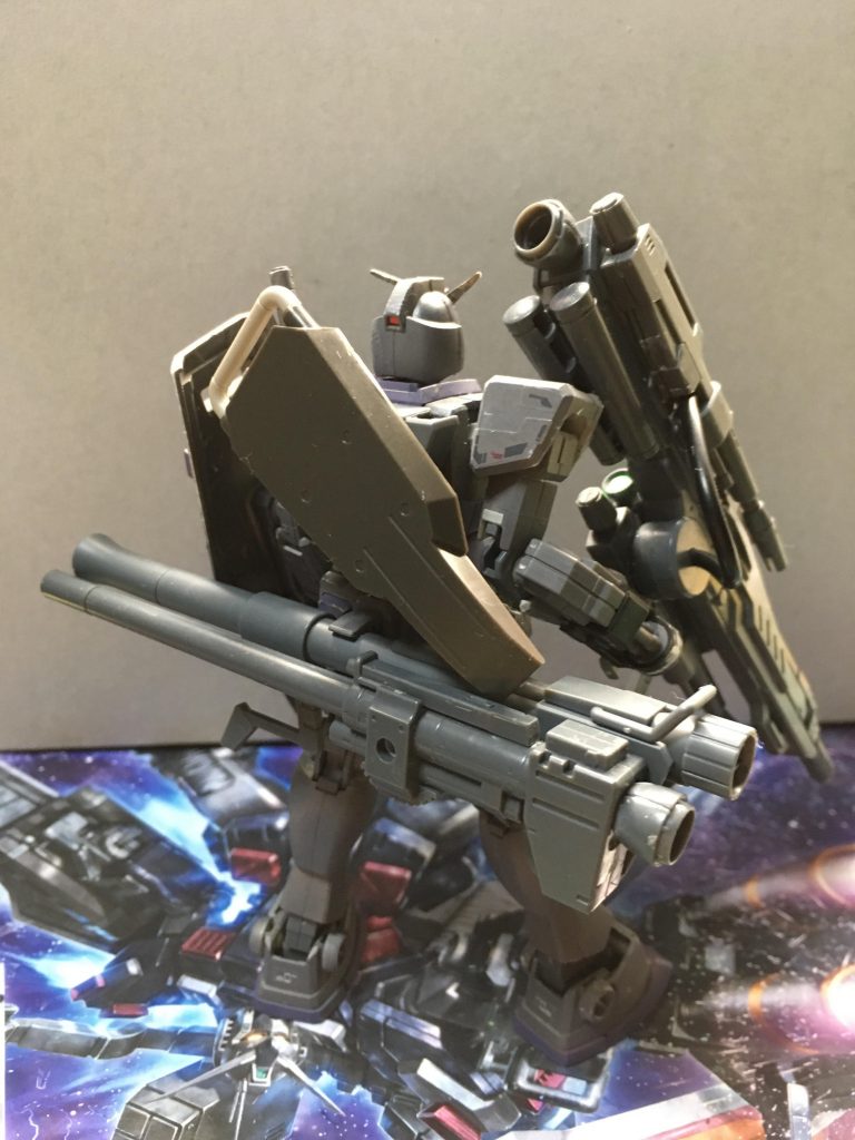 リアビュー
ビームキャノンを構えるのに邪魔なので右肩のビームサーベルは取っ払ってます。