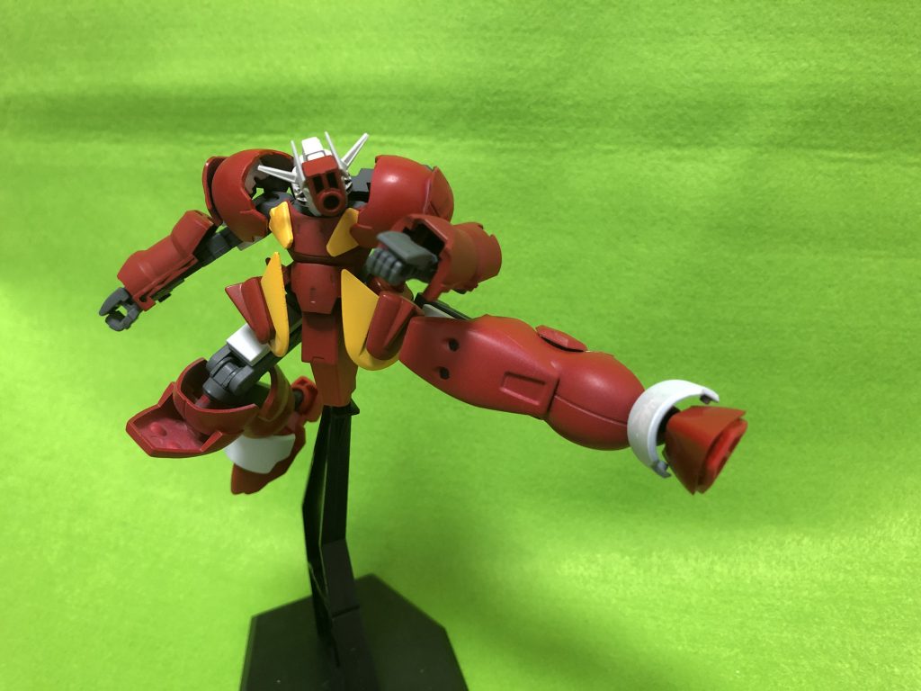 可動も良好です。
胸はコトブキヤのアーマーを加工して使用。肩はルプスレクス。腕はサザビーの腕の黒い部分。リアスカートはブレイヴ。脚はサザビーの腕に、旧キットのトールギスのサイドアーマー。足首はSDウイングゼロカスタムの物に、サザビーの膝、リーオーNPDの肩アーマーを接着。ふくらはぎにもリーオーNPDのアーマーを使っています。