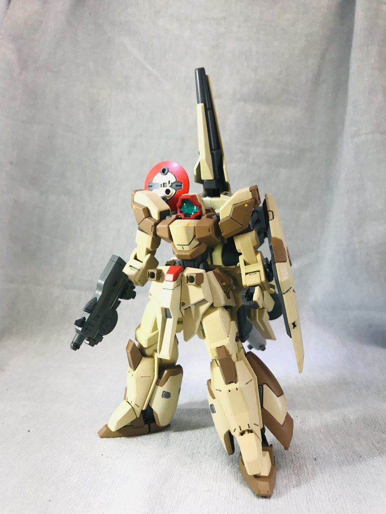 ドムっぽいのを作ろう！が発端となり色々パーツを貼り貼り。
ジェノアスカスタムのクリアパーツはドム顔っぽいなぁ、という所でクリアパーツに合わせるように顔部分をプラ板で自作してます。