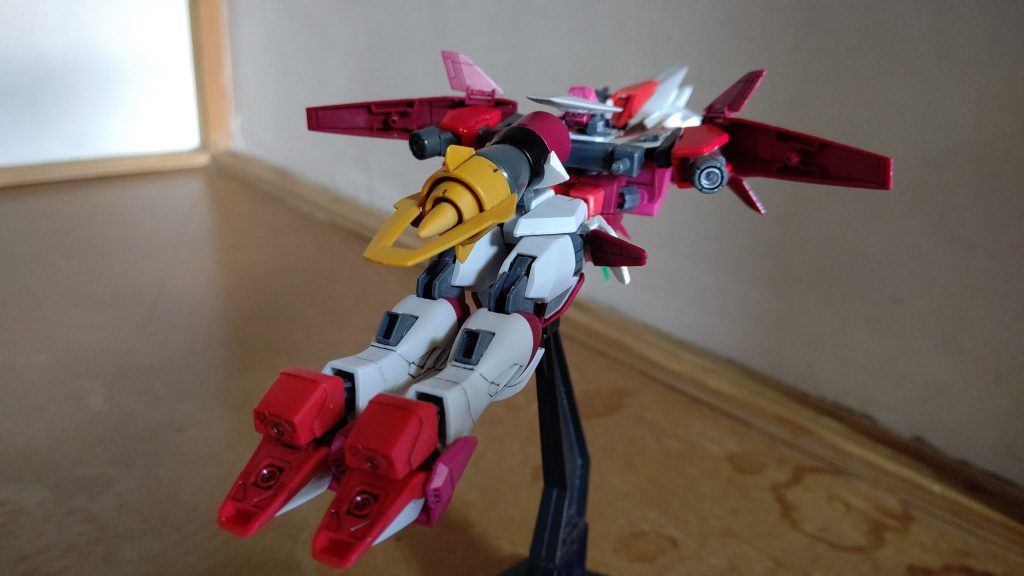 □可変背面(後面)
腰のバーニア?タンク?はスサノオのGNドライブで形を少しスマートに(GNドライブでは動きません)
バックパック下には私の作ったガンプラでは見慣れた接続部が…