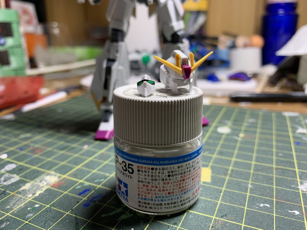 頭部の加工
サイドとフェイスに筋彫りしています
机の汚さには気にしないでくださいm(__)m