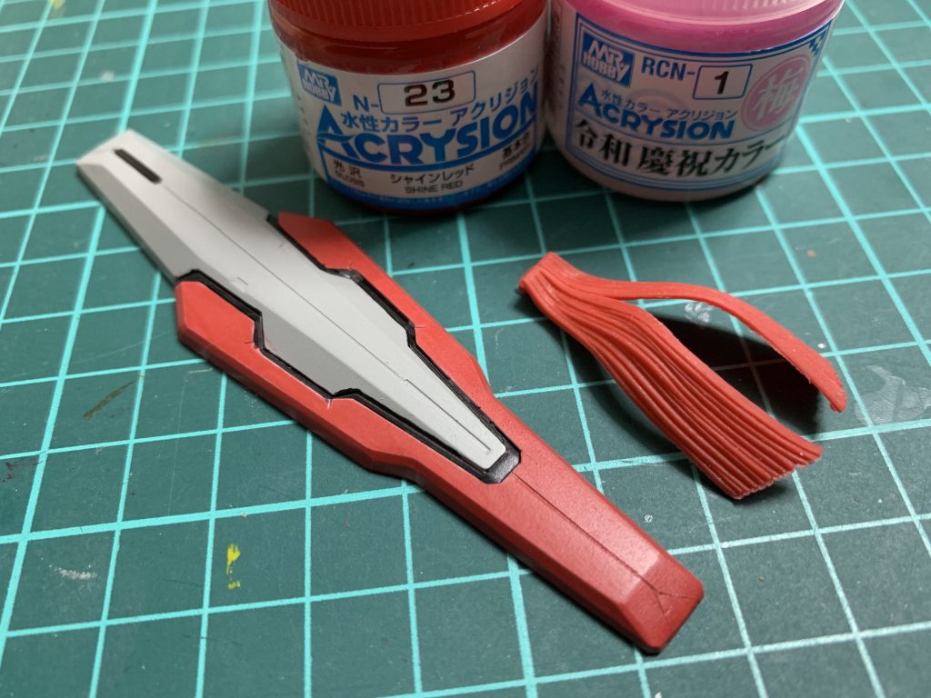 髪にあたる合成ゴムは、塗装をせずにこのまま活かし、調色をして部分塗装を致しました。