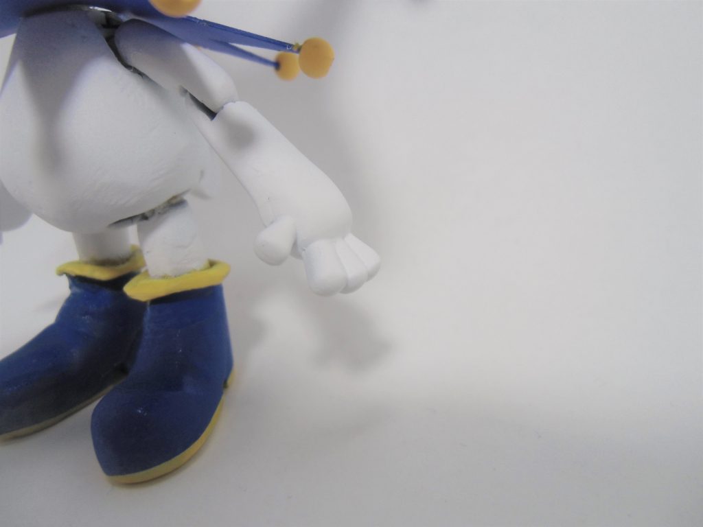 腕はタママの腕にハロの手のひらを組み合わせて、エポパテで形を整えました。
元ネタに合わせて指は4本にしました。