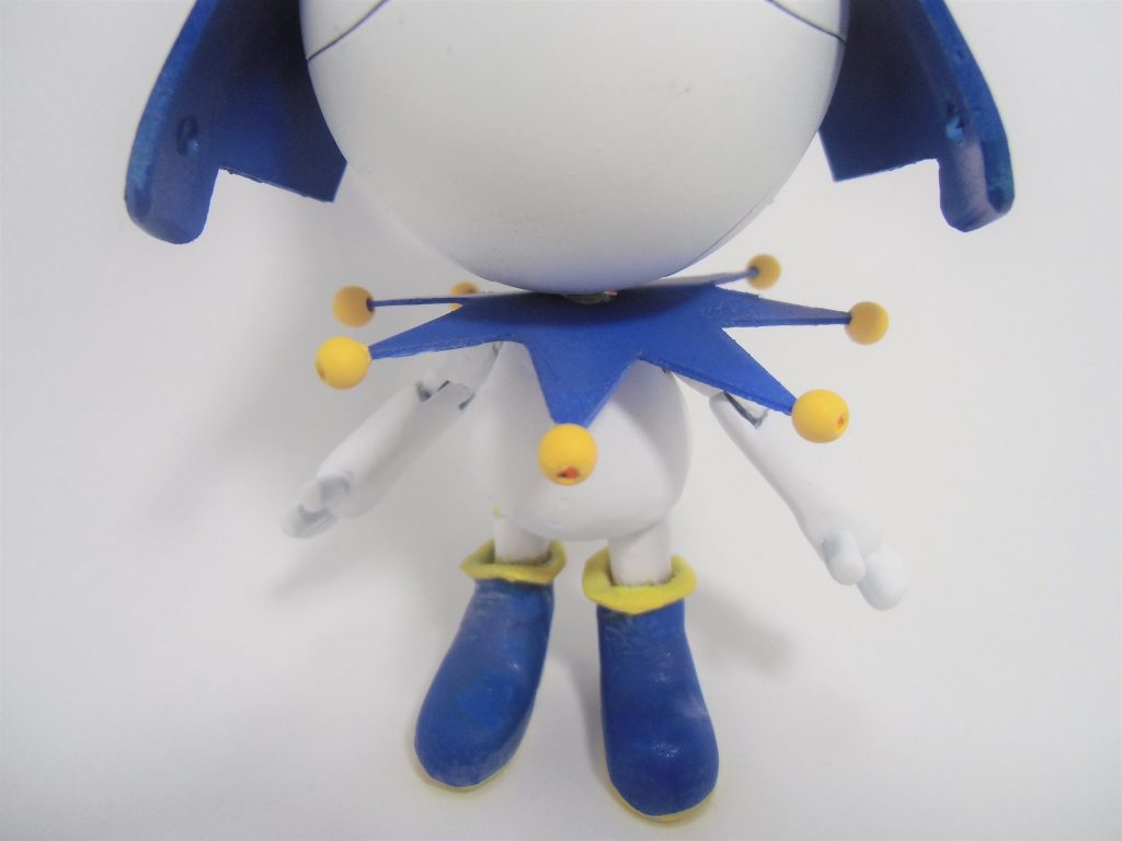 首の飾りはプラ板とビーズで作成。
靴はドラゴンボーンの足をベースにエポパテで形を整えました。
体は元ネタに合わせてエポパテを盛って少しメタボ体型にしました。