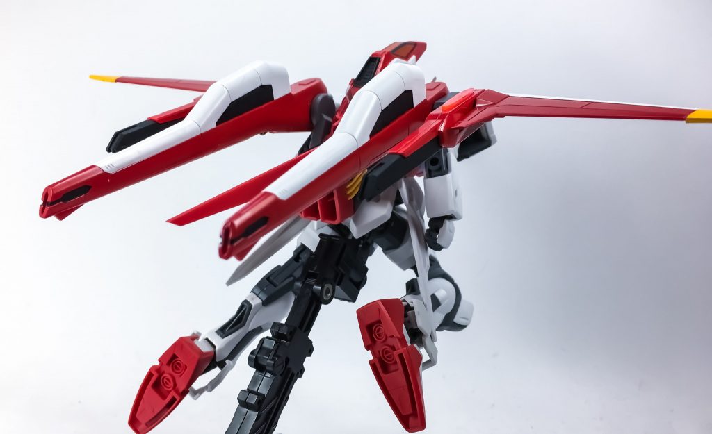 ## 高機動形態！
キャノンを後ろに向け、ウイングもキャノンと水平にする事で高速飛行が可能！