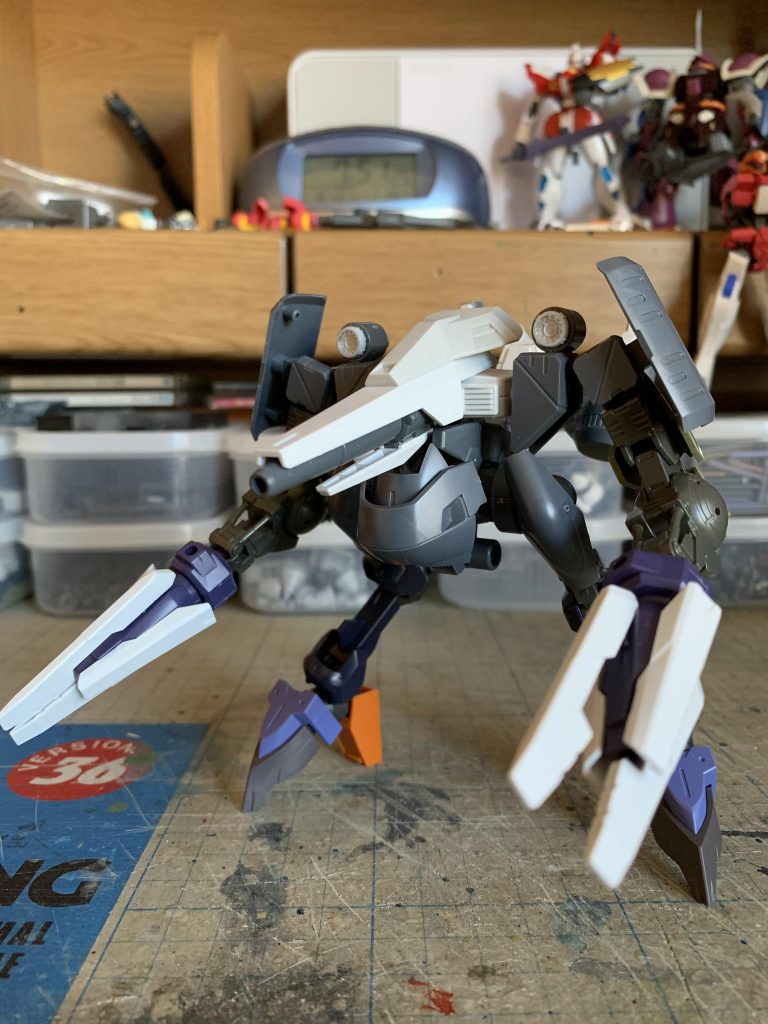 いろいろ迷走して、この形に落ち着きました。ほんとにいろんなパーツの集合体です。