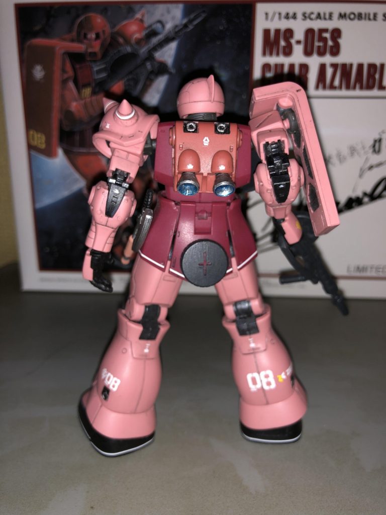 付属のデカールだけでは物足りず、シャア専用を表すパーソナルマークと製造元であるジオニック社のロゴ等を貼りました
今回成型色を活かしたかったので、関節メタルブラック、足膝指を黒、武器をジャーマングレーで塗装するに留め、外装はゲート処理後に400番から2000番の4段階程度でペーパーかけた後にアクリルで墨入れ、デカール後に艶消し吹いておしまいです
後はヒートホークの柄を機体に合わせてシャアピンクで塗装したくらいです
丁寧に作るのは大変でしたがその甲斐あってロボット魂みたいに綺麗な仕上がりになってくれました