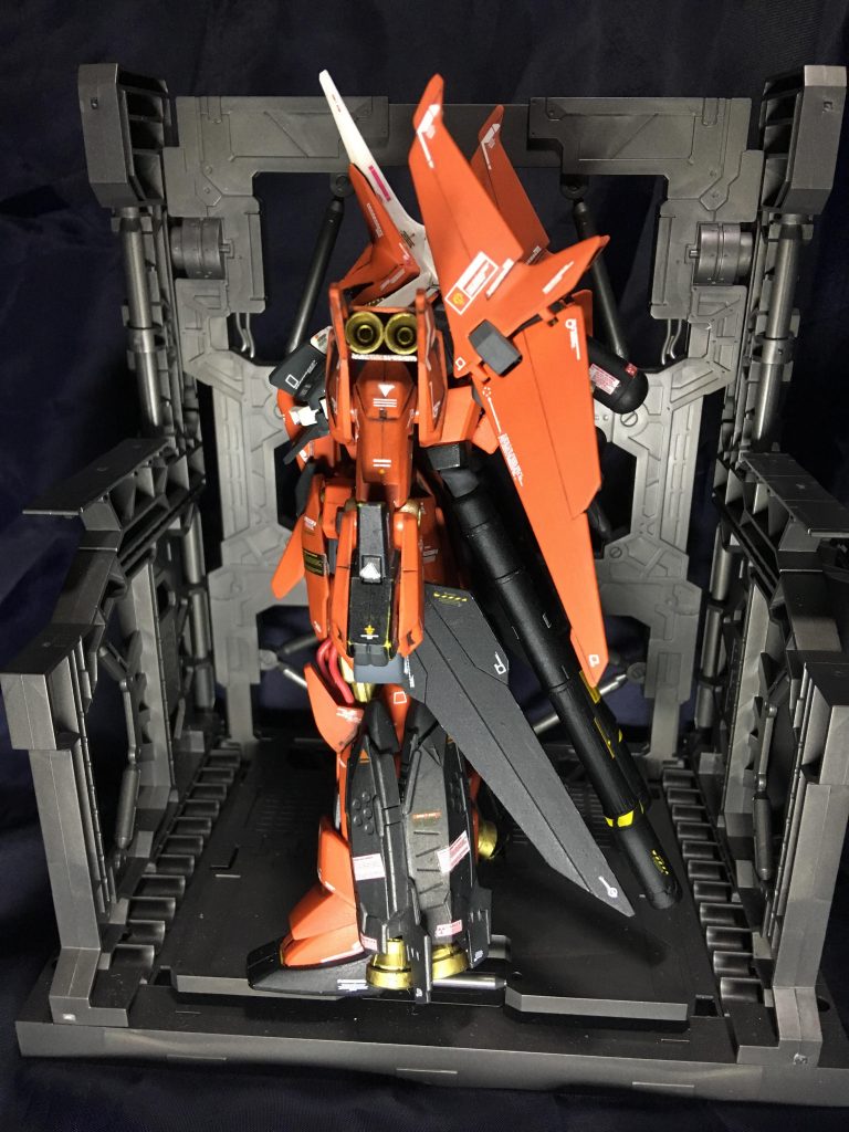 左方向からの画像
この画像だと増設した部分が露骨に解りますね。
ふくらはぎのパーツは『バンダイ ビルダーズパーツHD MS マリン01(メカニックカラー)』を使ってます。
腰のパーツは『ガンダムXXのリフレクター』を加工して使用(思ったよりしっくりきて変な笑いが出たのは内緒)