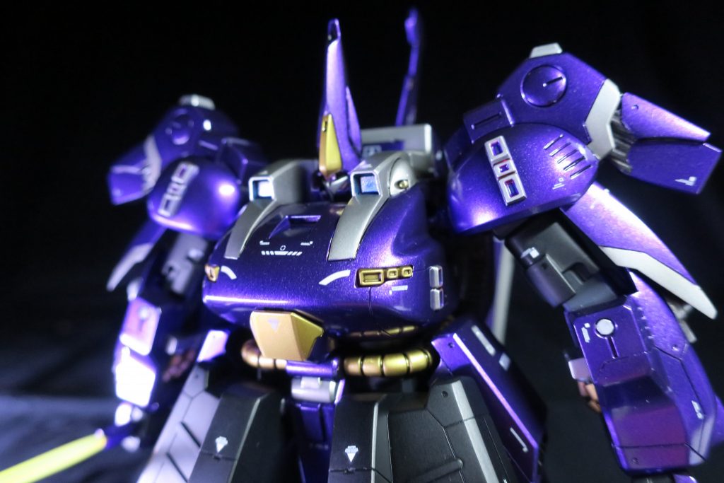 小さくて見えにくいですが、モノアイはクリアverのローゼンズールのランナーを溶かして作ったクリアパープルモノアイです。