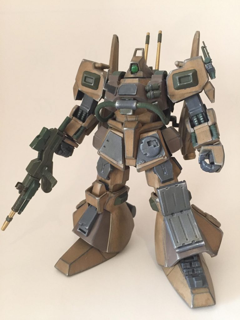 関節と追加した装甲などは水性ホビーカラーのネイビーブルーを使用。

肩、膝、動力パイプなど塗り分けはエナメルのディープグリーンとオリーブドラブ。

武器類はラッカーのカーキグリーンを塗ったあと、エナメルグリーン系とゴールドマーカーで塗り分けています。