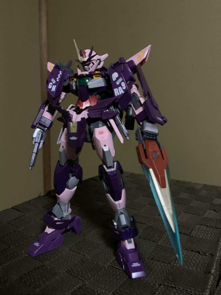 背中の近接武器は取り外して持つことも可能。
銃とサイドスカートはストライクノワールのものを使用してます。