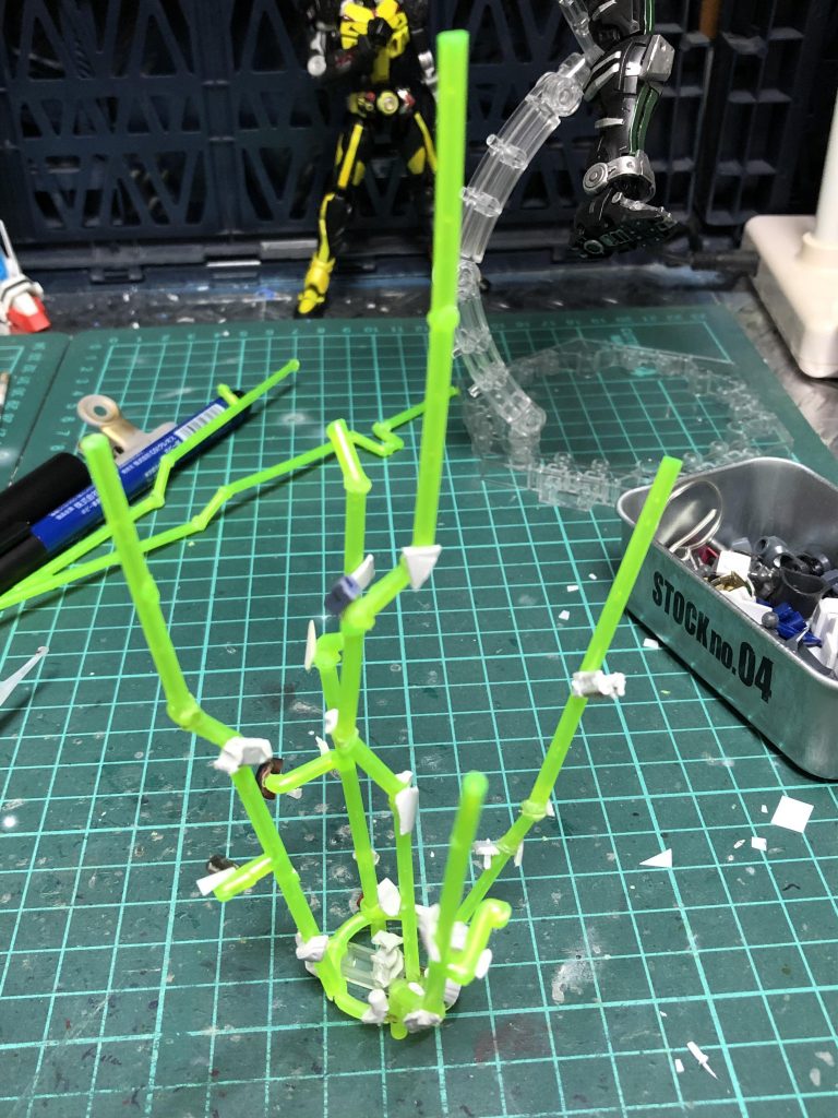 最後の破壊エフェクトは、蛍光グリーンのランナーを切り出し接着した後、プラスチックの破片を接着したのみ。前作のゼロワンと組み合わせて、第01話で視聴者の度肝を抜いた※必殺技「ライジングインパクト」を再現できます!
※個人の感想です。