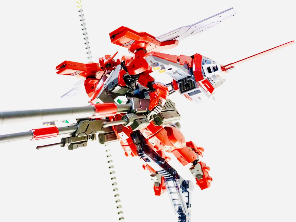 輸送機から目標地点までを、まるで石でも投げつけるかのような弾道飛行しか想定していないため、この兵装での空中機動戦は不可能とされる。

──という妄想で作ったガンダムアスタロトオリジンの高高度強襲・超長距離狙撃ミッション兵装でした。